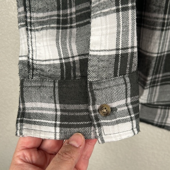 Hollister Boyfriend Fit Gray & White Plaid Button Down Flannel Top Size Small - Picture 3 of 6